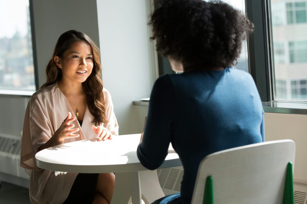 Dos mujeres hablando